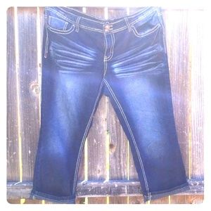 Stylish Rue21 capri jeans size 13/14